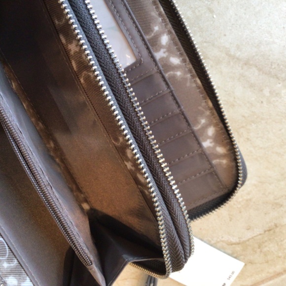 Wristlet NWT - Picture 3 of 3
